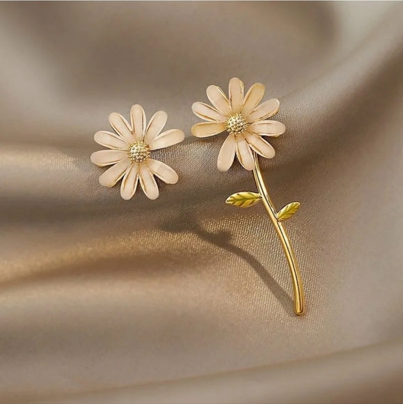 Gold-plated mismatched flower daisy earings with silver post BOGO - Picture 11 of 13